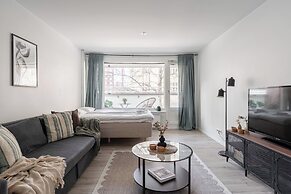 Spacious Downtown Apt with Balcony that Hosts 10