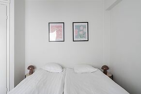 Spacious Downtown Apt with Balcony that Hosts 10