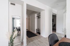 Spacious Downtown Apt with Balcony that Hosts 10