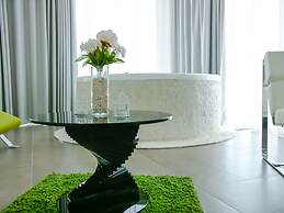 Max Luxury Suite