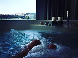 Max Luxury Suite