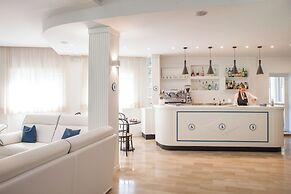 Hotel Tritone