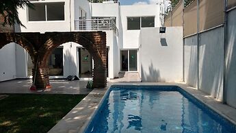 Hermosa casa con jardin y alberca