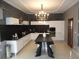 Villa French Luxe