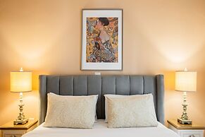 Nicholas Point Apartments and Rooms