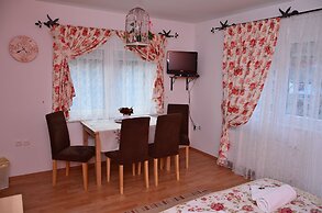 Villa Home & Garden Lasko
