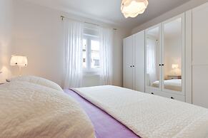 Spacious Chic Residence