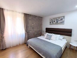 Rialto Luxury Apartment