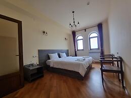Vanatun Monastery Stay