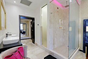 Spanish Diamond Luxury Suites & Jacuzzi