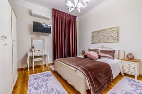 Acropolis Deluxe Apt Must