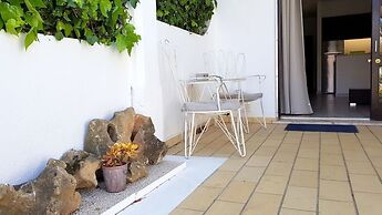 Magnific Studio with a cozy garden