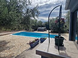 Luxury villa complex Pendolino with heated pool and jacuzzi