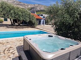 Luxury villa complex Pendolino with heated pool and jacuzzi