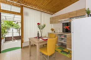 Studio Leon-Sara with shaded patio and garden view