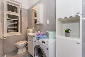 Studio Leon-Sara with shaded patio and garden view