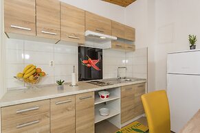 Studio Leon-Sara with shaded patio and garden view