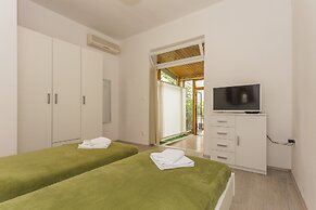 Studio Leon-Sara with shaded patio and garden view