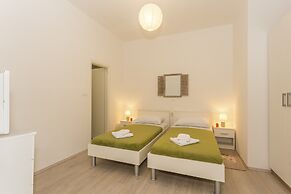 Studio Leon-Sara with shaded patio and garden view