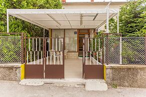 Studio Leon-Sara with shaded patio and garden view