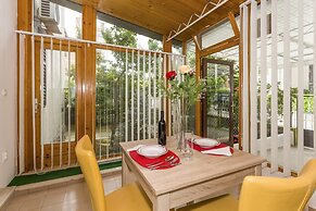 Studio Leon-Sara with shaded patio and garden view