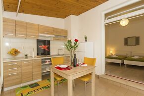 Studio Leon-Sara with shaded patio and garden view