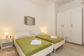 Studio Leon-Sara with shaded patio and garden view