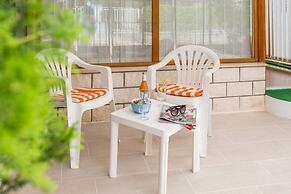 Studio Leon-Sara with shaded patio and garden view