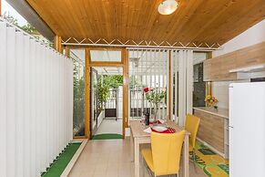Studio Leon-Sara with shaded patio and garden view