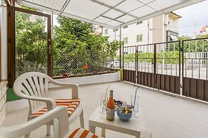 Studio Leon-Sara with shaded patio and garden view