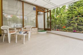 Studio Leon-Sara with shaded patio and garden view