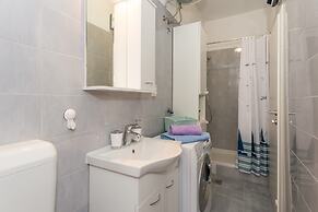 Studio Leon-Sara with shaded patio and garden view