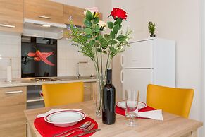 Studio Leon-Sara with shaded patio and garden view