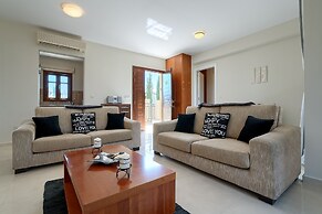 Charming 2 bedroom apartment 'DC11' - with communal pool and resort fa