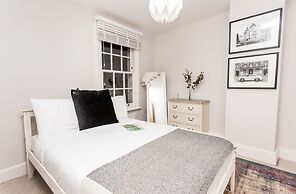 The Modern Classic - Contemporary & Elegant 3bdr Home