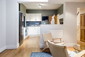 The Modern Classic - Contemporary & Elegant 3bdr Home