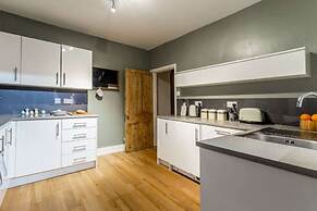 The Modern Classic - Contemporary & Elegant 3bdr Home