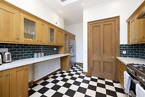 JOIVY 5 Bedroom Apt Near Meadows & George Square