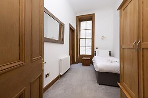JOIVY 5 Bedroom Apt Near Meadows & George Square