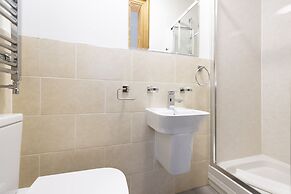 JOIVY 5 Bedroom Apt Near Meadows & George Square