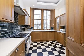 JOIVY 5 Bedroom Apt Near Meadows & George Square