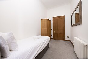 JOIVY 5 Bedroom Apt Near Meadows & George Square