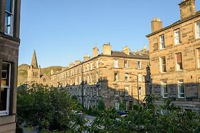JOIVY 5 Bedroom Apt Near Meadows & George Square