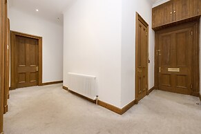 JOIVY 5 Bedroom Apt Near Meadows & George Square