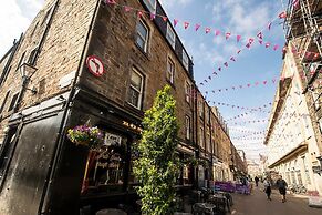 JOIVY Perfect Location! Charming Rose St Apt for Couples