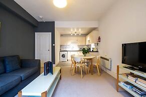 JOIVY Perfect Location! Charming Rose St Apt for Couples