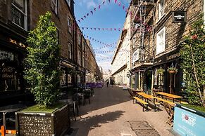 JOIVY Perfect Location! Charming Rose St Apt for Couples