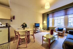JOIVY Perfect Location! Charming Rose St Apt for Couples