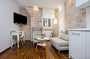 Luna Rooms and Studios