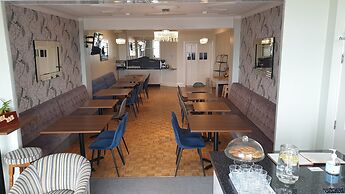 Hotel 242